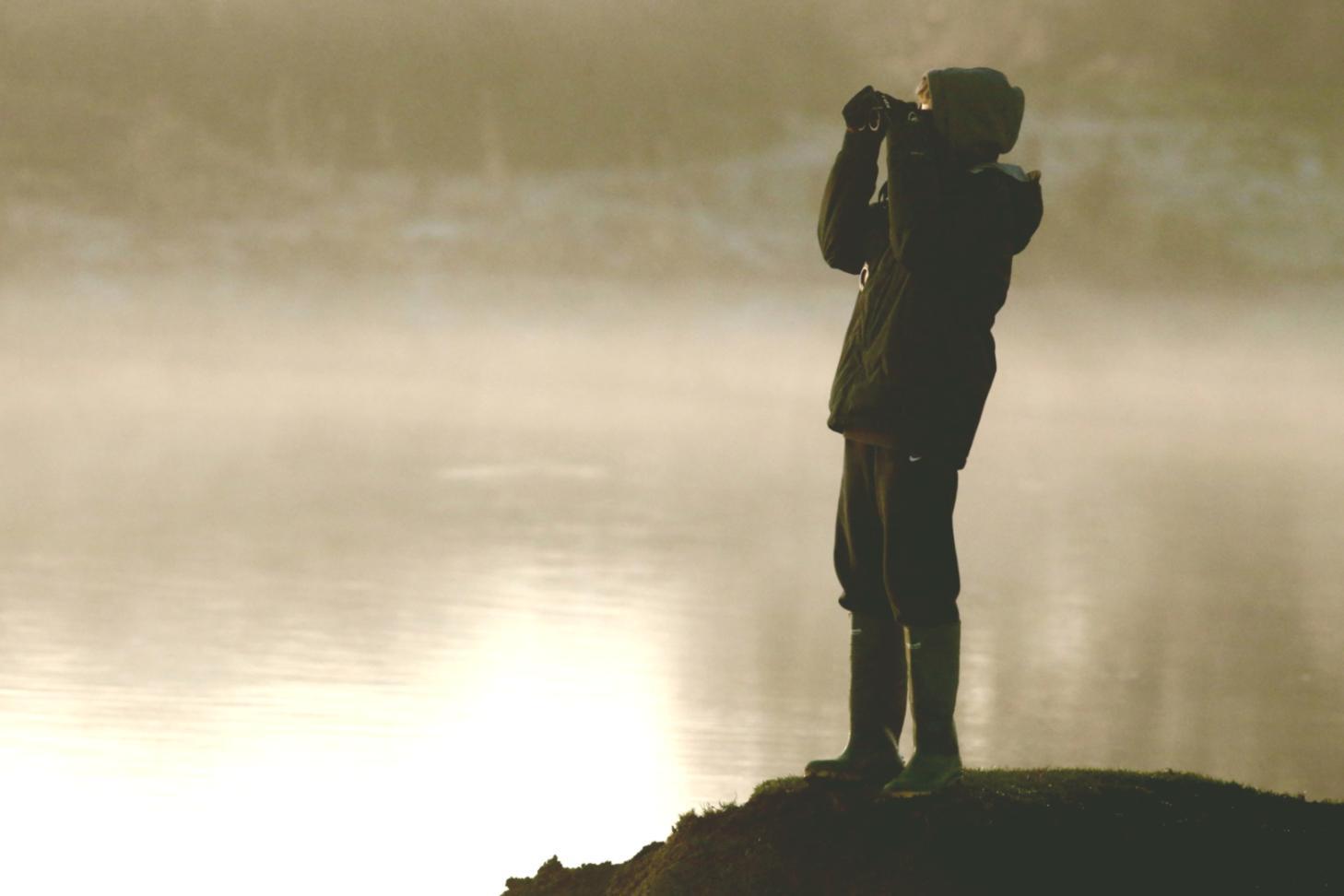 Workshop collaborativo con studenti che condividono tecniche fotografiche avanzate