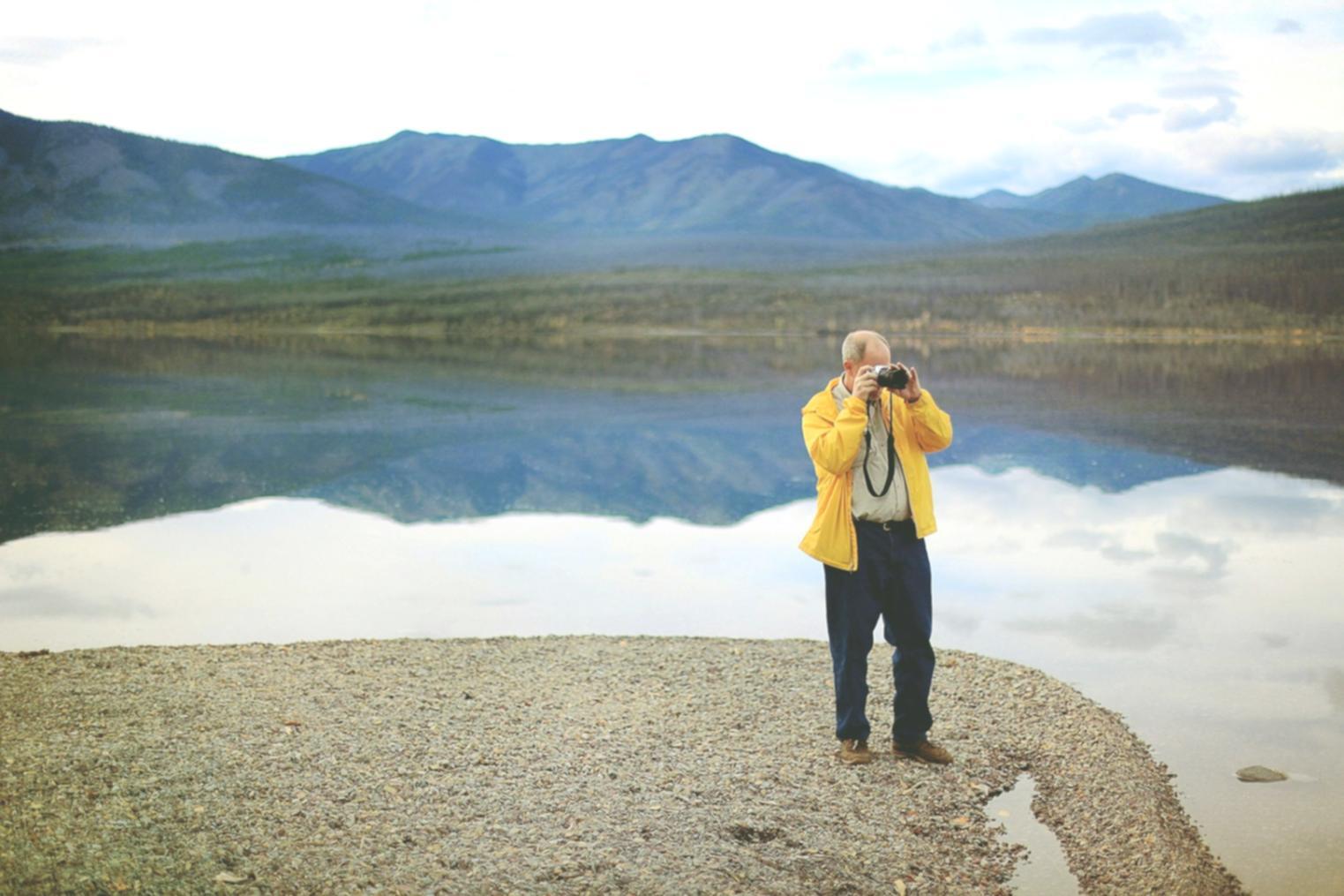 Studenti durante una sessione pratica di fotografia digitale con attrezzature professionali