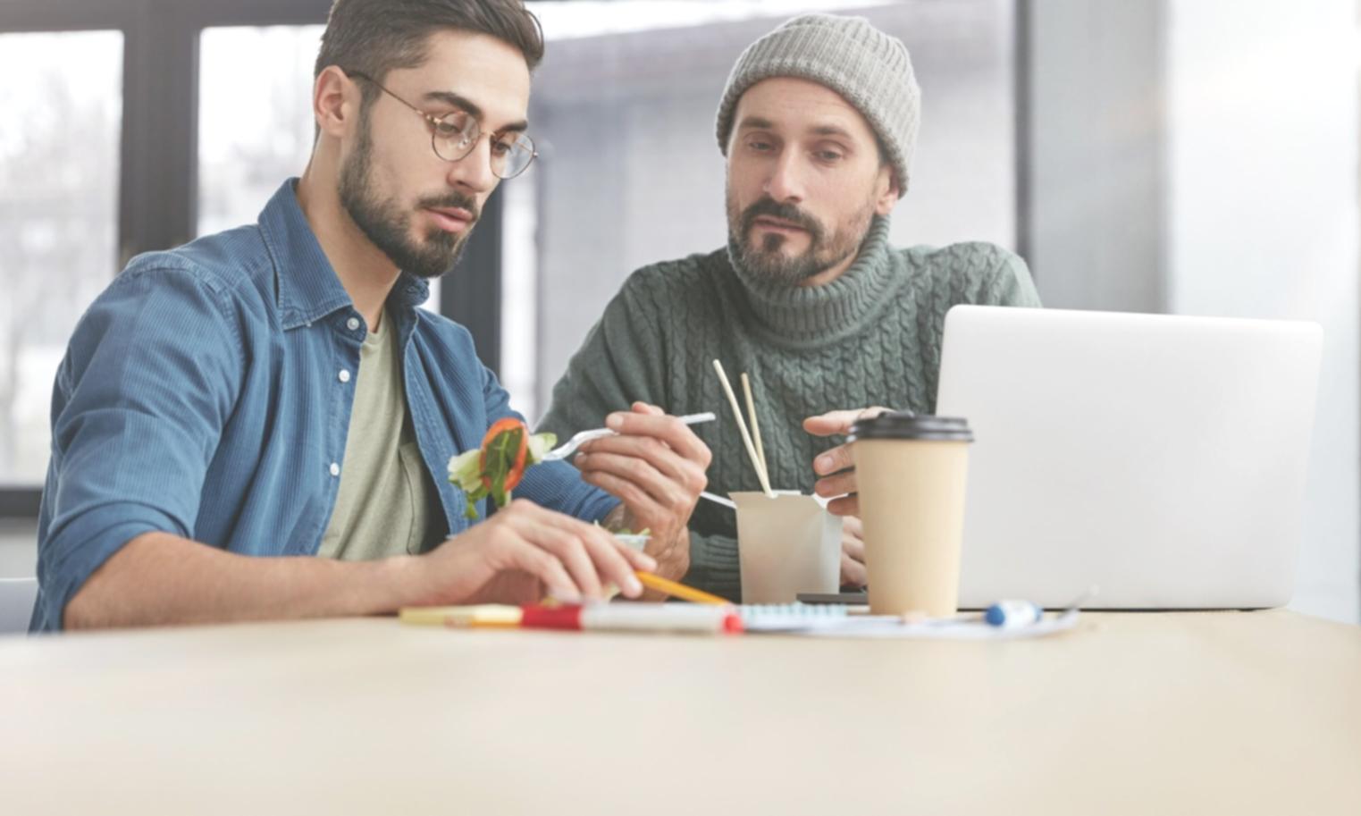 Sessione di formazione pratica con studenti che utilizzano telecamere professionali