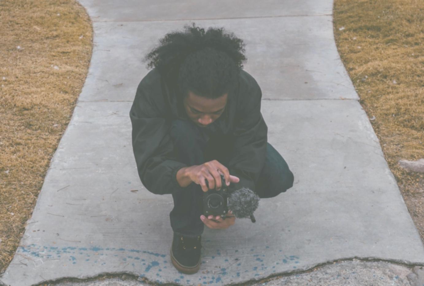 Studente al computer durante sessione di editing e post-produzione digitale