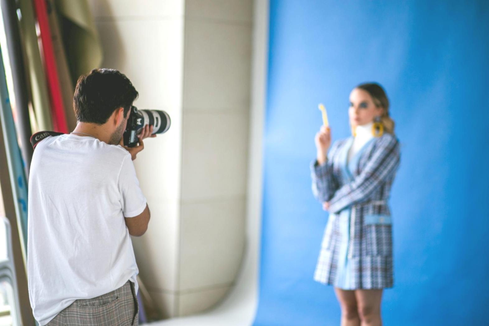 Studente durante una lezione pratica di fotografia